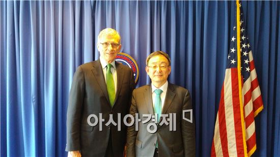  (좌측) FCC 톰휠러 위원장 (우측) 최성준 방통위원장
