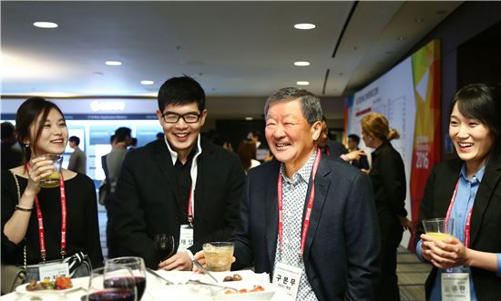 구본무 LG 회장이 미국 샌프란시스코에서 열린 'LG 테크노 콘퍼런스'에서 미주지역에서 유학 중인 R&D 석박사 인재들과 대화를 나누고 있다. 