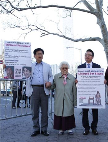 최성 고양시장(왼쪽)이 이옥선 할머니, 나눔의 집 안신권 소장과 함께 뉴욕 유엔본부 앞에서 시위를 하고 있다. 