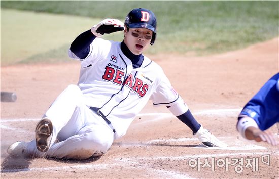 [포토]박건우, '희생타로 추가득점 성공!'