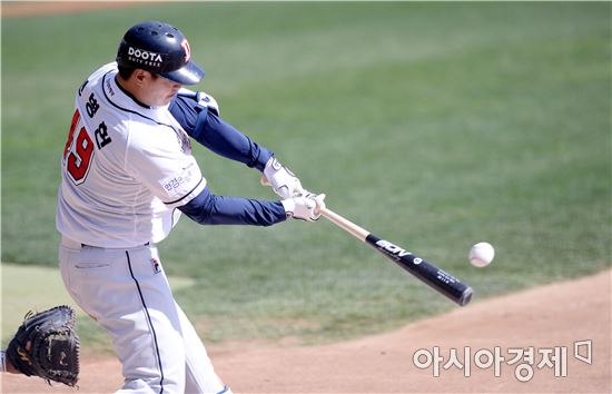 [포토]민병헌, '깨끗한 좌전 안타'