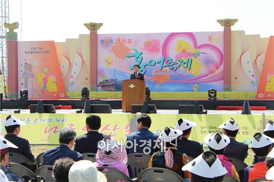 강인규 나주시장이 15일 개막한 ‘제12회 영산포 홍어 축제’에서 축사를 하고 있다. 사진=나주시