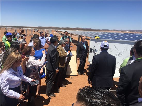 5일 멕시코 치와와 주에서 OCI가 건설 중인 13.6MW 태양광발전소의 '모듈 설치식'에 OCI 윤석환 대표와 세자르 호라시오 주지사 등 멕시코 정부 관계자들이 참석했다. 