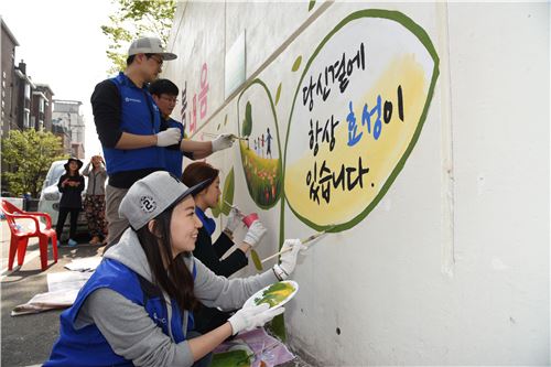 ▲지난 15일 효성 중공업PG와 협력사들이 서울시 마포구 망원동 일대에서 '안전마을 만들기' 프로젝트로 벽화그리기 봉사활동을 하고 있다.

