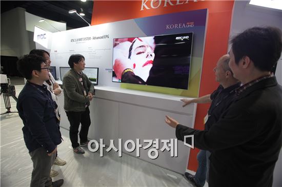 ▲18일(현지시간)미국 라스베이거스에서 열린 세계 최대 방송 기자재 전문 박람회인 NAB Show 전시관에서 관람객들이 삼성전자의 실시간 UHD 방송 송수신 시연을 지켜 보고 있다. (제공=삼성전자)