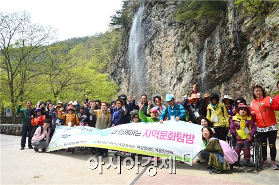 순창 강천산군립공원이 남녀노소 누구나 편안히 걸을 수 있는 힐링 산책로로 인기를 끌고 있다.
