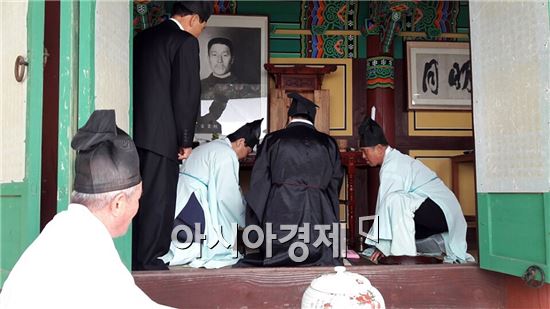 장흥군(군수 김성)은  18일 장동면 해동사에서 안중근 의사 추모 제향 행사를 가졌다.