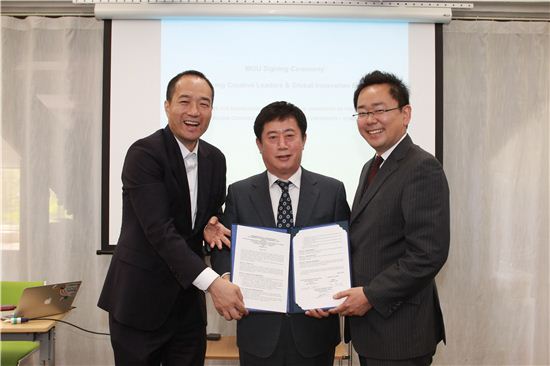 정찬민 용인시장(중앙)이 일본 동경대와 창의인재양성을 위한 업무협약을 체결한 뒤 기념촬영을 하고 있다. 