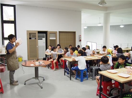 한국도자재단 교육체험행사에 참석한 학생들이 강사의 설명을 듣고 있다.