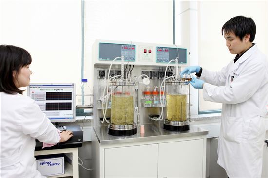 서울대학교에 위치한 SPC식품생명공학연구소에서 연구원들이 천연효모를 배양하는 실험을 하고 있다.(사진=SPC그룹)