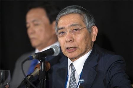 국제통화기금(IMF)-세계은행(WB) 춘계총회에 참석중인 구로다 하루히코 일본은행 총재가 15일(현지시간) 아소 다로 일본 재무상과의 회담 직후 기자회견을 갖고 기자들의 질문에 답하고 있다. (AP = 연합뉴스)