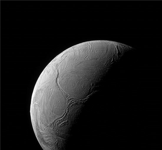 ▲얼음위성 '엔켈라두스'에 거대한 'Y'자 모양이 포착돼 관심을 모으고 있다.[사진제공=NASA]