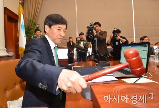 이주열 한국은행 총재가 19일 열린 금융통화위원회에서 회의시작을 알리는 의사봉을 두드리고 있다.