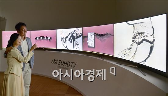 ▲삼성전자 모델이 아름다운 색감과 종이의 질감까지 생생하게 전달해주는 퀀텀닷 삼성 SUHD TV로
조선후기 최고의 풍속인물화로 선정된 작품들을 감상하고 있다.(제공=삼성전자)