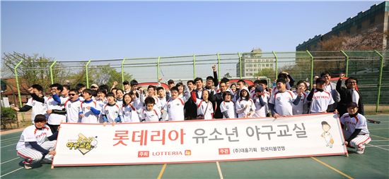 롯데리아가 유소년 스포츠 활성화를 위해 지난 18일 서울시 구로구에 위치한 특수교육기관 성베드로학교에서 '2016 찾아가는 야구교실'을 개막했다.