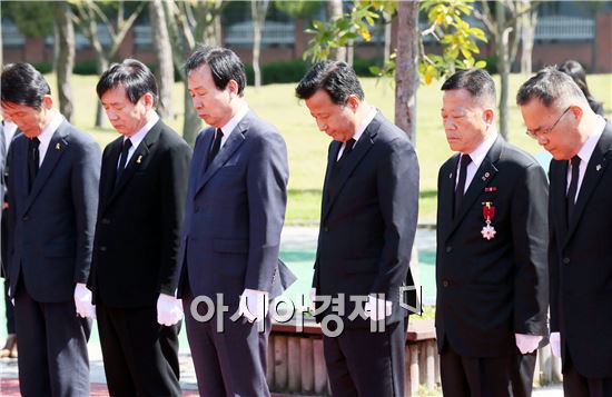 [포토]4·19기념탑 참배하는 김영선 전남도 행정부지사