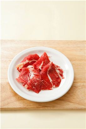 1. 쇠고기는 불고기감이나 샤브샤브용으로 준비하여 먹기 좋게 썬다.
