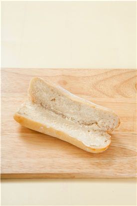 4. 샌드위치 빵을 반으로 갈라 양면에 스프레드를 펴 바른다.
