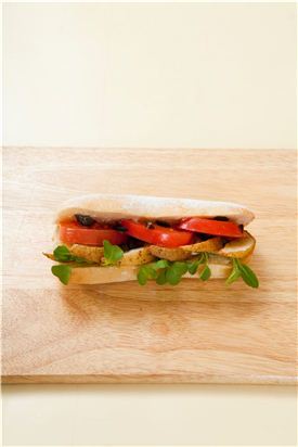 5. 준비한 감자, 토마토, 샐러드 채소를 샌드위치 빵에 채우고 올리브를 올린다.
