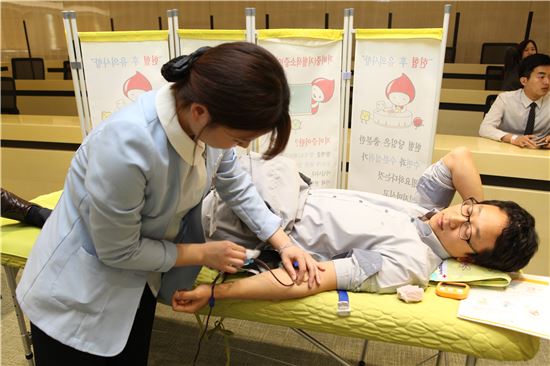 녹십자 임직원이 지난 18일 경기도 용인의 녹십자 본사에서 열린 ‘사랑의 헌혈’ 행사에 동참하고 있다