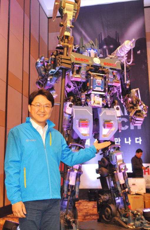 박진홍 보쉬 전동공구 사업부 대표가 19일 '2016 보쉬 전국 로드쇼(2016 Bosch Korea National Road Show)'에서 선보이는 '보쉬 전동공구 로봇'을 소개하고 있다.