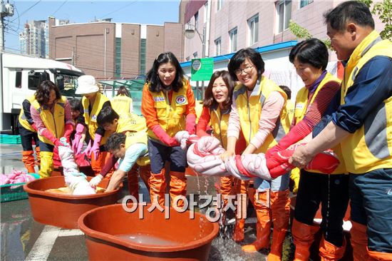 [포토]광주시 북구 운암1동, 찾아가는 이불 빨래봉사