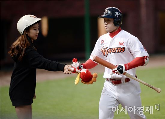 [포토]홈런 인형 받는 SK 김성현