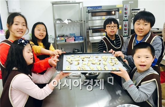 기산초등학교 학생들이 함평영화학교를  방문해 제과,제빵, 향초 만들기, 바리스타 등 직업체험 통합교육활동을 실시했다.