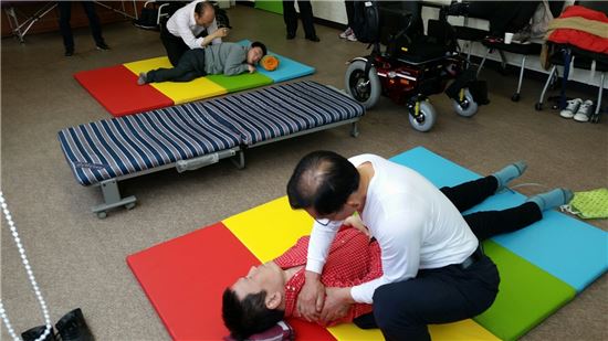 시각장애인 안마사 박주용(64·가명) 씨가 지난달 종로구 동숭동에 있는 노들장애인자립센터에서 안마를 해주고 있다.