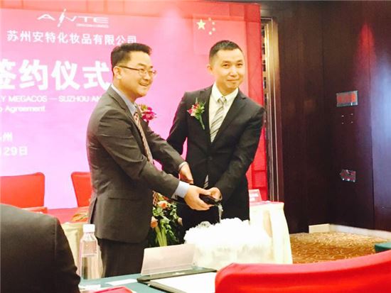 토니모리 메가코스 마상철 이사(왼쪽)와 중국 화장품 업체 안트 리 찌청 회장이 기념촬영을 하고 있다. 

