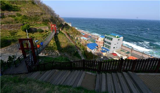 묵호등대에서 동해바다로 내려서는 출렁다리 