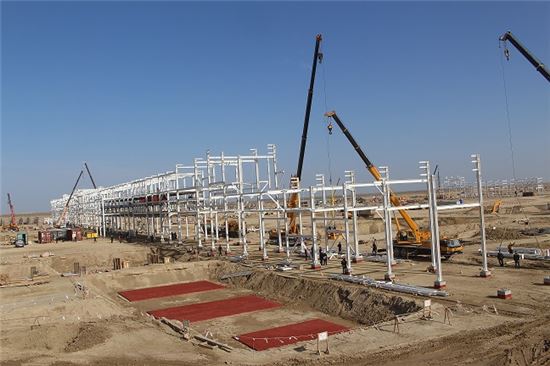 현대엔지니어링이 수행중인 우즈베키스탄 칸딤 가스처리시설 프로젝트가 기공식을 개최했다. 기초 철골공사가 진행중인 칸딤 가스처리시설 프로젝트 현장 모습.