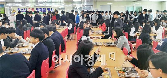보성군은 관내 중·고교 3개소 급식실에서 청소년 800여명을 대상으로 ‘한우고기 맛체험 행사’를 실시했다.
