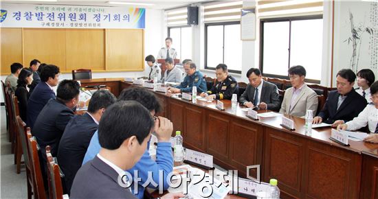 구례경찰서(서장 김낙동)는 지난 19일  경찰서 소회의실에서 경찰서장 및 과·계장, 경찰발전위원회 위원 등이 참석한 가운데 2016년 구례경찰서 경찰발전위원회 정기회의를 개최했다.
