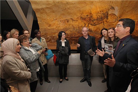 양기대 광명시장이 광명동굴을 찾은 주한 외국대사 부인들에게 라스코 동굴벽화전에 대해 설명하고 있다. 