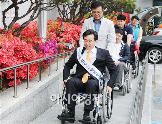 [포토]장애인의날 휠체어체험하는 김성환 광주시 동구청장