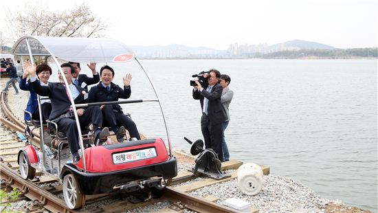 20일 의왕 왕송호수공원 일대에서 열린 '의왕 레일바이크 개장식'에 참석한 남경필 경기지사가 김성제 의왕시장을 비롯한 내빈들과 레일바이크를 시승하고 있다.
