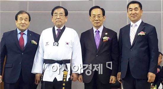 김준성 영광군수(왼쪽에서 두번째)가 태권도 명예 4단을 수여 받고 기념촬영을 하고있다.