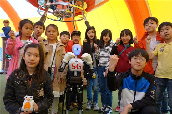 전북 완주군 봉동초등학교 어린이들이 '티움 모바일'에서 5G 로봇을 사전 체험하고 있다.
