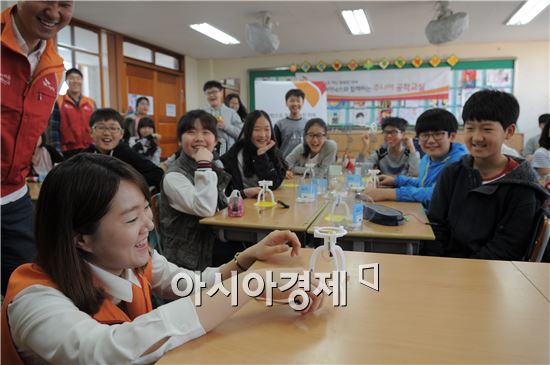 ▲SK하이닉스 임직원이 이천 소재 한 초등학교에서 주니어 공학교실 수업을 진행하고 있다. (제공=SK하이닉스)