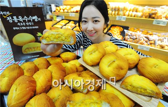 [포토]홈플러스, 몽 블랑제 '정통 옥수수빵' 출시 