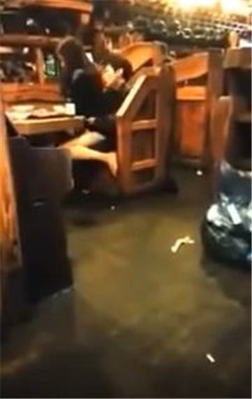 '칼국수 커플' 식당에서 초민망 애정행각…직촬 영상 퍼져 '난리'