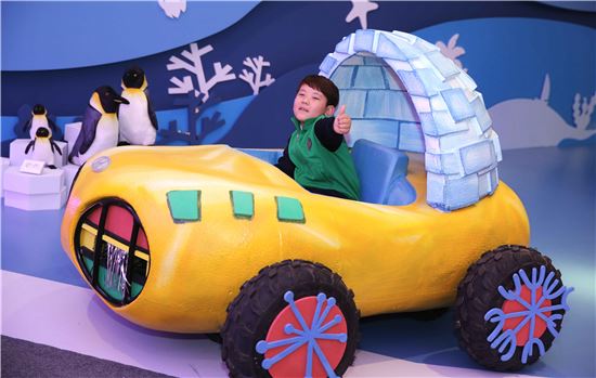 펭귄들에게 얼음 집을 만들어 주는 이글루 자동차로 초등학교 저학년부 대상을 수상한 한석원(8세) 어린이가 기념 촬영하는 모습.

