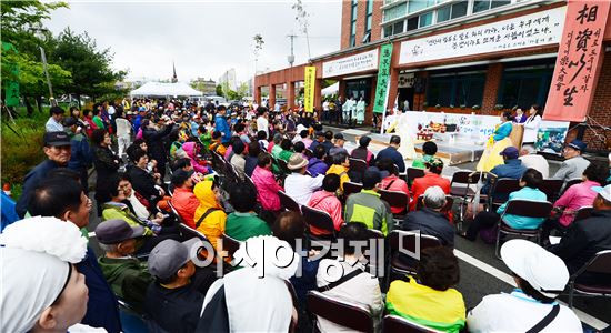 광주시 광산구 더불어樂 노인복지관 어르신들이 21일 복지관 앞마당에서 대동회를 열었다.
