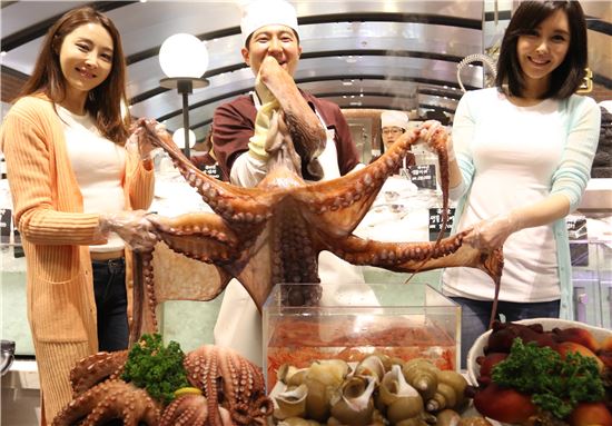 [포토] "동해안 최북단에서 온 대왕 문어 맛보세요" 