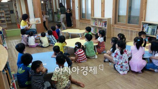 장성군도서관에서 어린이들이 독서프로그램에 참여하고 있다. 사진=장성군