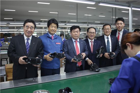 박성택 중기중앙회장, 일자리창출 우수기업 삼덕통상 방문