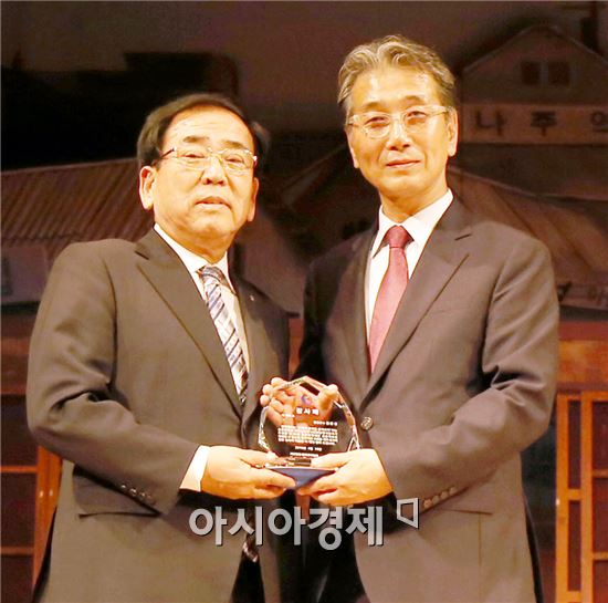 김준성 영광군수(왼쪽)가 연극문화 발전 유공으로 한국협회 정대경 이사장으로부터 감사패를 수상했다.