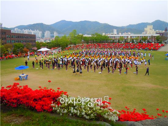 광주동신여자고등학교는 20일교직원, 학부모, 전교생이 참여한 가운데 철쭉이 만발한 아름다운 교정에서 철쭉제 행사를 가졌다고 밝혔다. 사진=광주광역시교육청
