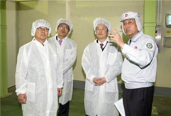 이천 샘표식품을 찾은 남경필 경기지사(오른쪽 두번째)가 공장 관계자로부터 설명을 듣고 있다. 